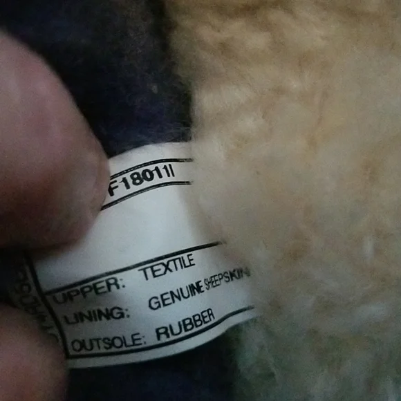 UGG Slippers - Picture 11 of 11